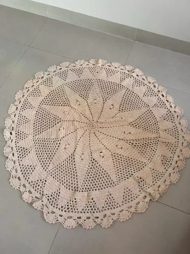 Vendo lindo tapete decorativo feito em crochê.