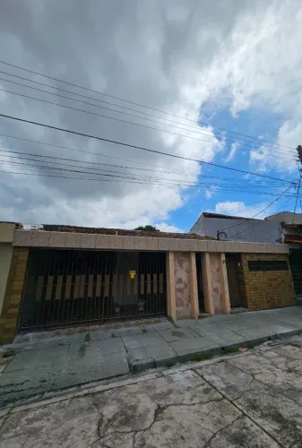 Casa em Alameda fechda na Conselheiro com 3Q sendo 1 suíte, DCE, terreno amplo e com 2 VG
