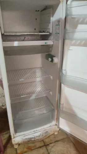 Refrigerador Consul a venda Consul 200$ ela e usada gela mais em cima do congelador