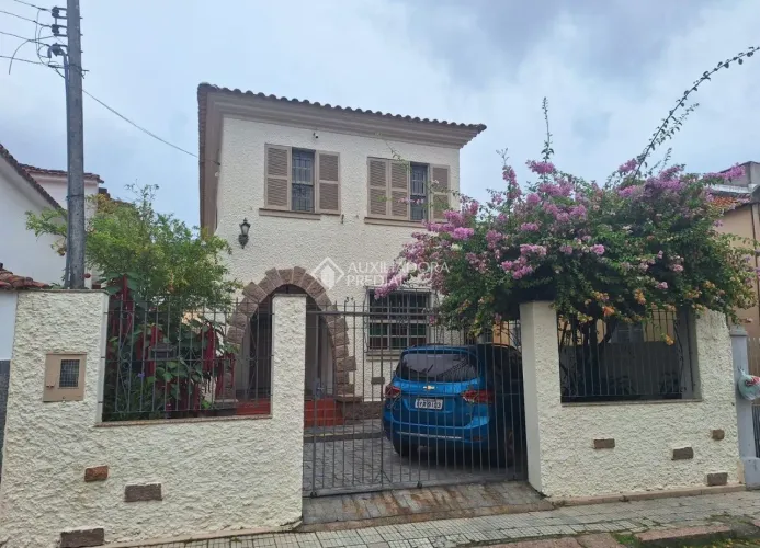 Sobrado à venda no Centro Histórico com 170 m² e 3 dormitórios/quartos disponíveis.