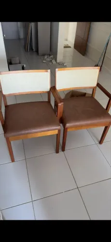 Vendo 2 poltronas de couro e madeira
