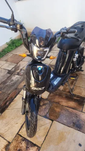 Moto Elétrica Bolt Preta Conservada ? Econômica e Pronta para Usar