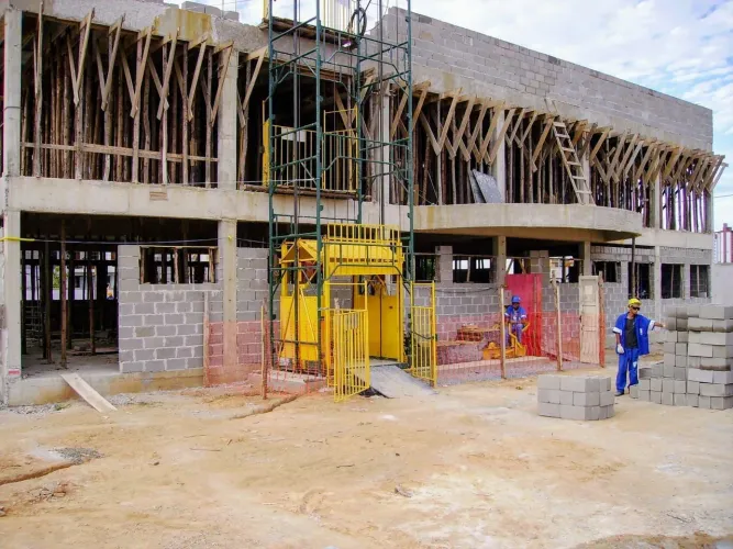 VENDO ELEVADOR DE OBRAS, Fabricante: HÉRCULES, Torre= 10M., Cabine Fechada, Motor WEG 12,5