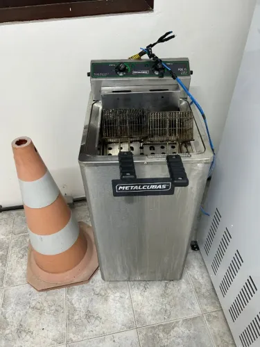 Vendo 1 Fritadeira Industrial Metalcubas, modelo Foe 15 P, capacidade 8000kW.