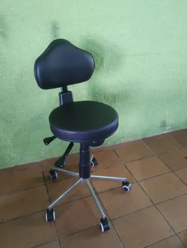 Cadeira mocho giratória no corvin preto 