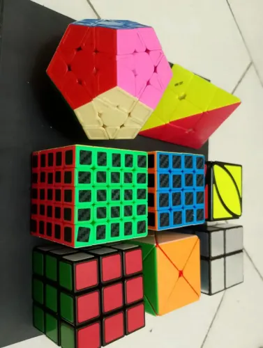 KIT DE PUZZLES/CUBOS MÁGICOS VARIADOS