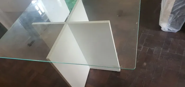 Mesa com tampo de vidro