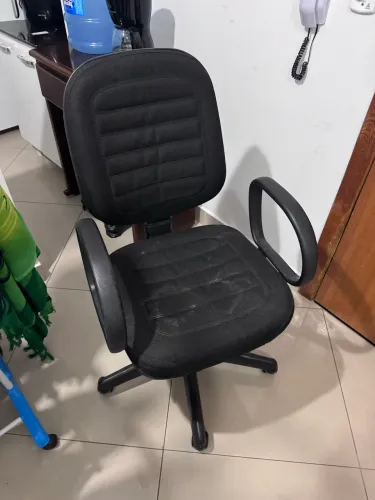 Cadeira confortável e em perfeito estado- estudos e trabalho
