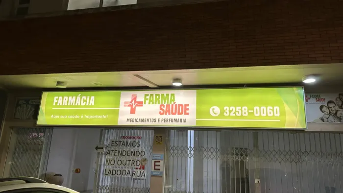 Placa com iluminação para comércio