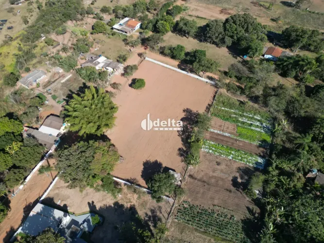 Chácara disponível para venda no bairro Chácaras Oliveiras em Uberlândia-MG