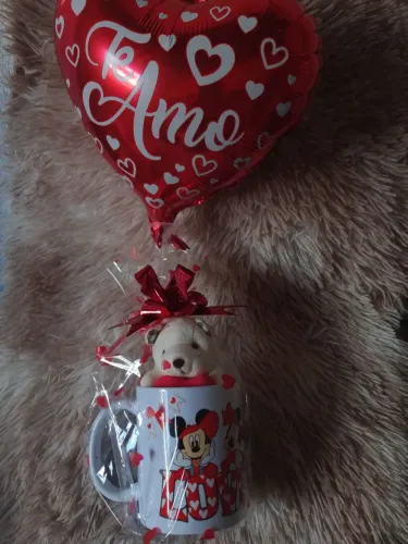 Kit com xícara personalizada+chaveiro pelúcia+balão frase Te amo.