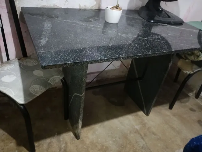 Vendo essa mesa em bom estado , quatro cadeiras pra vender logo