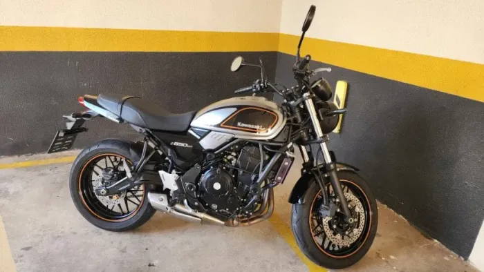 Moto impecável sem detalhes