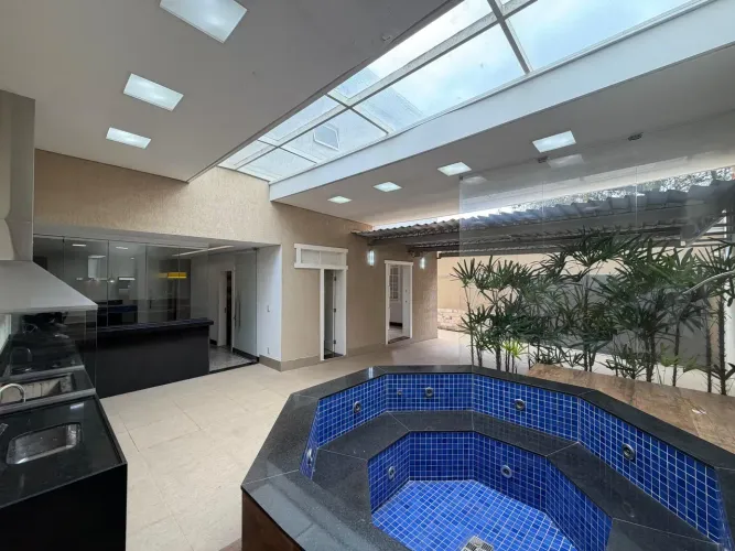 Casa com 5 quartos sendo 2 suítes e 1 suíte master 4 banheiros 5 vagas