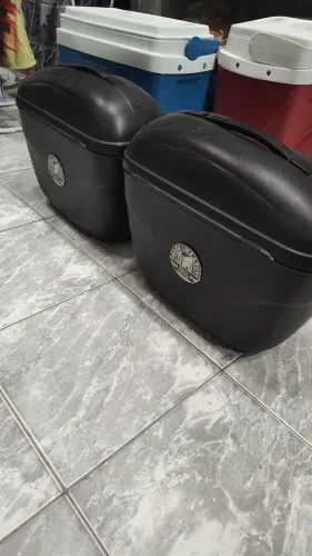 Vendo Bauletos laterais Givi, suportes laterais chapam,e outras peças Royal Enfield