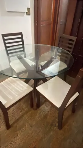 Vendo mesa de jantar linda maravilhosa impecável retirada no Gonzaga em Santos.
