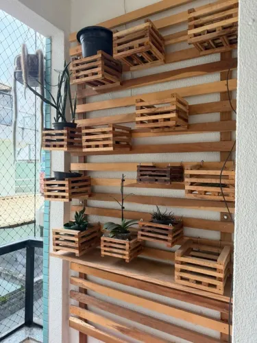 Painel ripado 2,00 x 1,00 com cachepôs em pinus