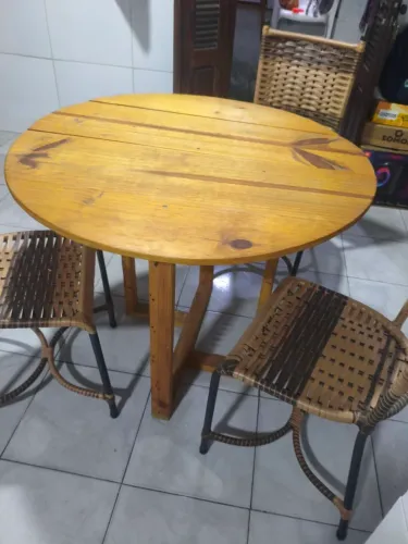 Mesa com cadeira rústica
