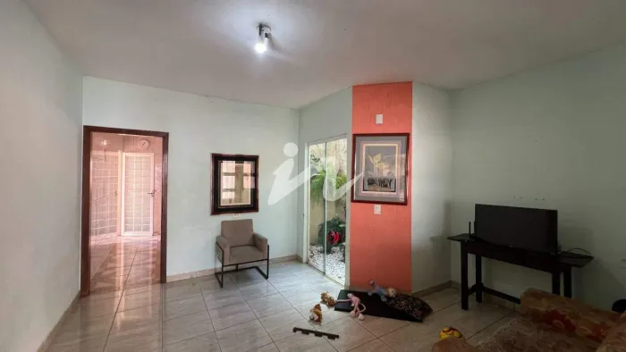 Casa residencial 3 quartos (1 suíte) no Bairro Carajás, Uberlândia - 2 vagas