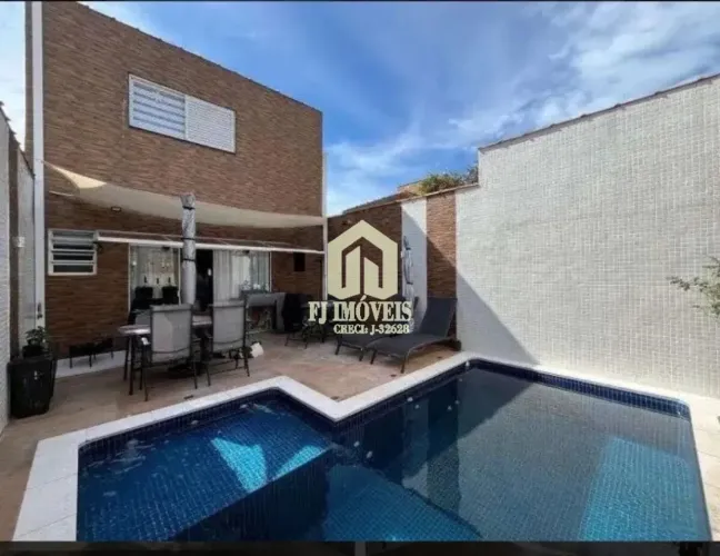 Vendo linda casa isolada com 4 dormitórios na Vila Valença em São Vicente-SP
