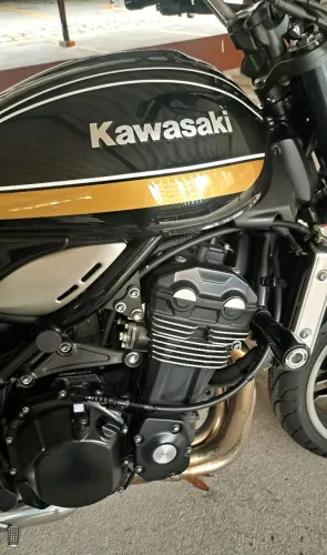 Kawasaki Z900RS preta 2022 baixo KM