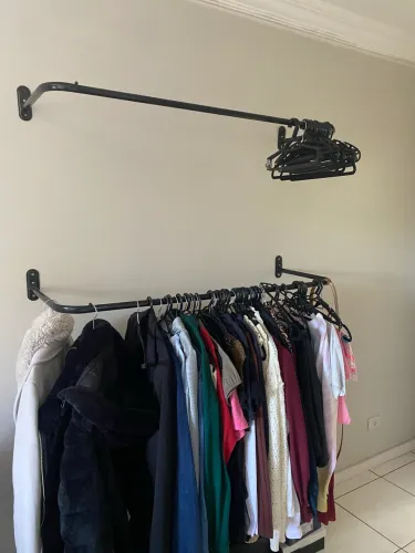 Vendo 2 araras de roupa de parede