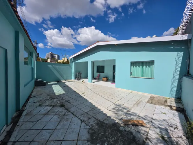 Casa Terrea Na Djalma Batista com Piscina e 03 quartos,  com terreno de 1mil
