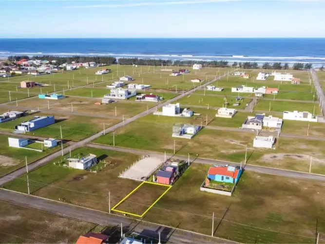 Terreno à 500 metros do mar Praia Areias Claras