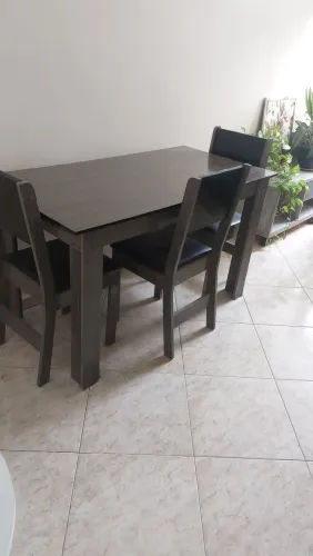 Mesa com quatro cadeiras