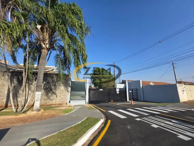 Sobrado à venda no Condomínio Portal dos Bandeirantes, 04 Quartos (02 Suítes), Piscina, 22