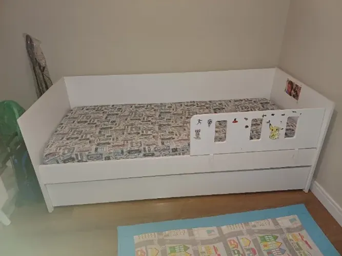Cama infantil com cama auxiliar e um colchão