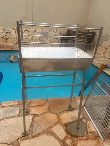 Churrasqueira portátil de carvão em alumínio . Desmontável
