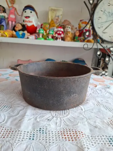 Panela de ferro fundido antiga uns 2L n°2 