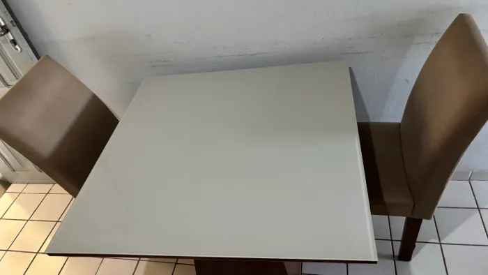 Mesa de vidro e MDF