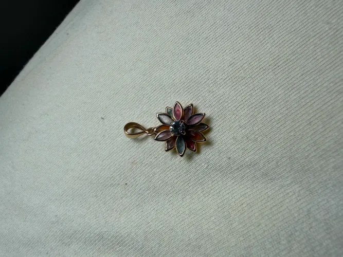 Pingente de ouro com pedras