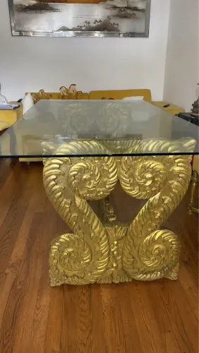 Mesa de Jantar Vintage com Base em Madeira Maciça Entalhada à Mão e Tampo de Vidro Grosso