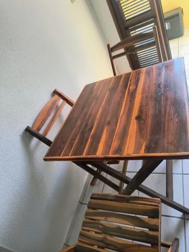 Mesa de madeira + cadeiras