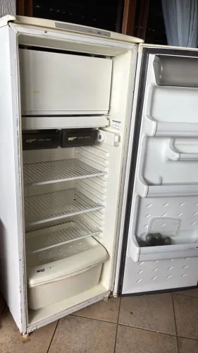 VENDE-SE UMA GELADEIRA ( PERFEITO ESTADO)