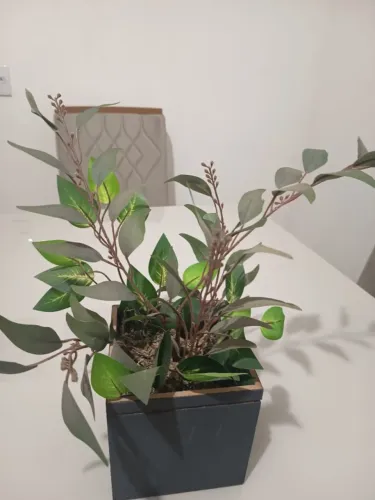 Arranjo Decorativo Artificial de Folhagens Verdes em Vaso Preto