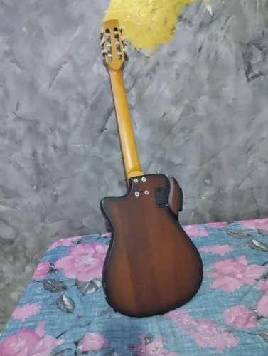 Violão de nylon com problema no captador