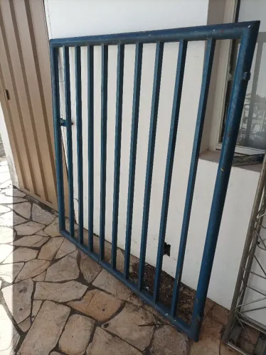 Portão de ferro. Altura: 1,50. Comprimento: 1,35.