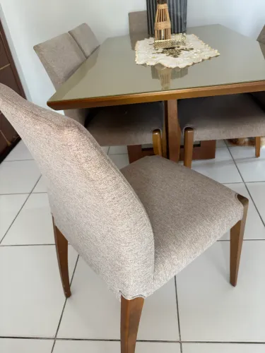 Mesa com 6 cadeiras