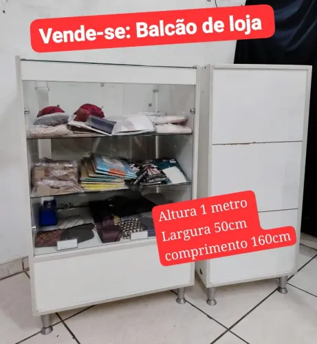 Balcão com vitrine para comércio.
