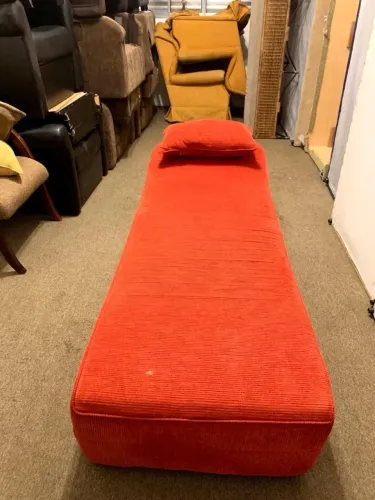 Divã vermelho estofado de consultório