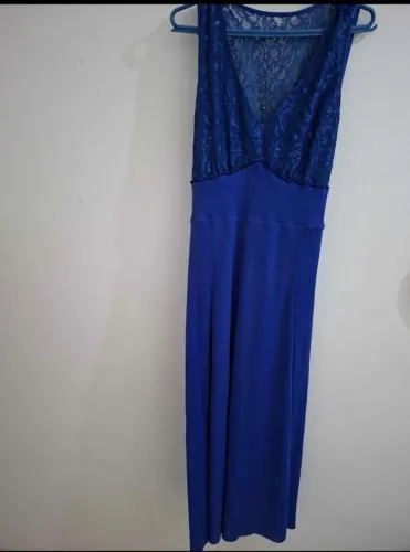 Vestido longo para festas com detalhes em lantejoulas
