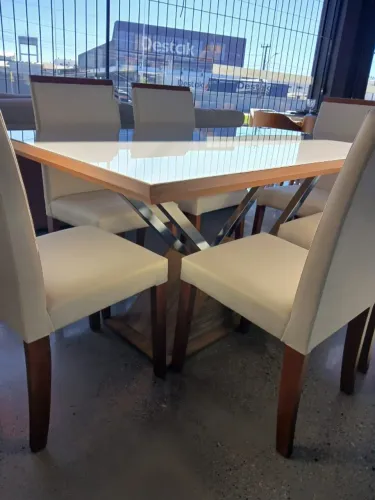 ?MESA DE JANTAR COM 6 CADEIRAS ?