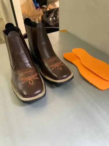 Bota de couro feminina tamanho 35