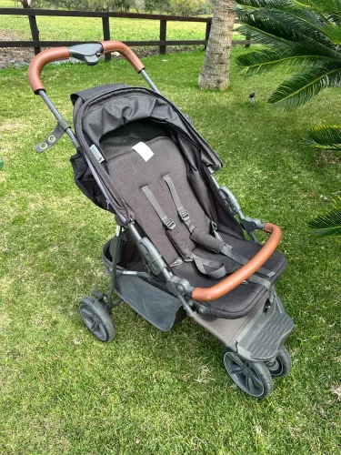 Carrinho de Bebê Moderno e prático 