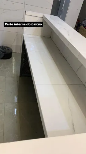Balcão de porcelanato com estrutura metálica 