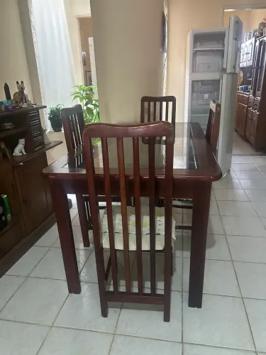 MESA DE TANPO DE VIDRO COM 4 cadeiras